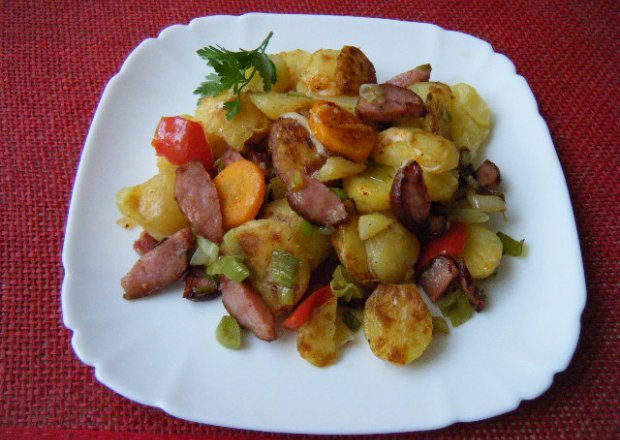 Fotografia przedstawiająca Kolorowa zapiekanka z ziemniaków