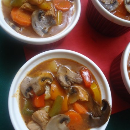 Krok 5 - Kolorowa zupa gulaszowa z pieczarkami i chili foto