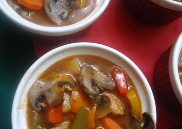 Fotografia przedstawiająca Kolorowa zupa gulaszowa z pieczarkami i chili