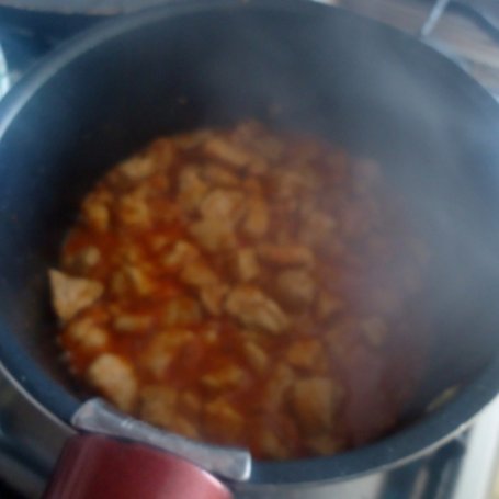 Krok 3 - Kolorowa zupa gulaszowa z pieczarkami i chili foto