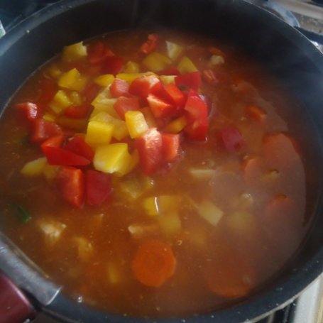 Krok 4 - Kolorowa zupa gulaszowa z pieczarkami i chili foto