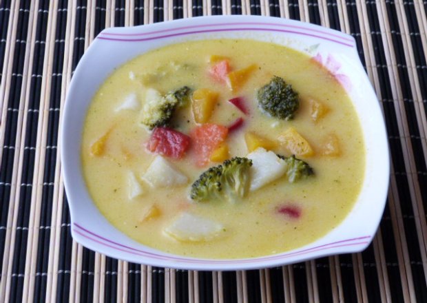 Fotografia przedstawiająca Kolorowa zupa warzywna z kaszą manną
