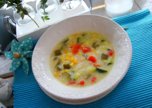 Fotografia przedstawiająca Kolorowa zupa z cukinią i kukurydzą