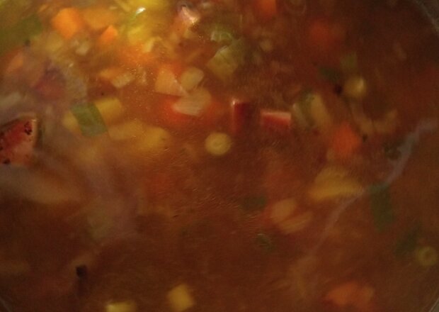 Fotografia przedstawiająca Kolorowa zupa ziemniaczkowa z podsmażoną kiełbasą