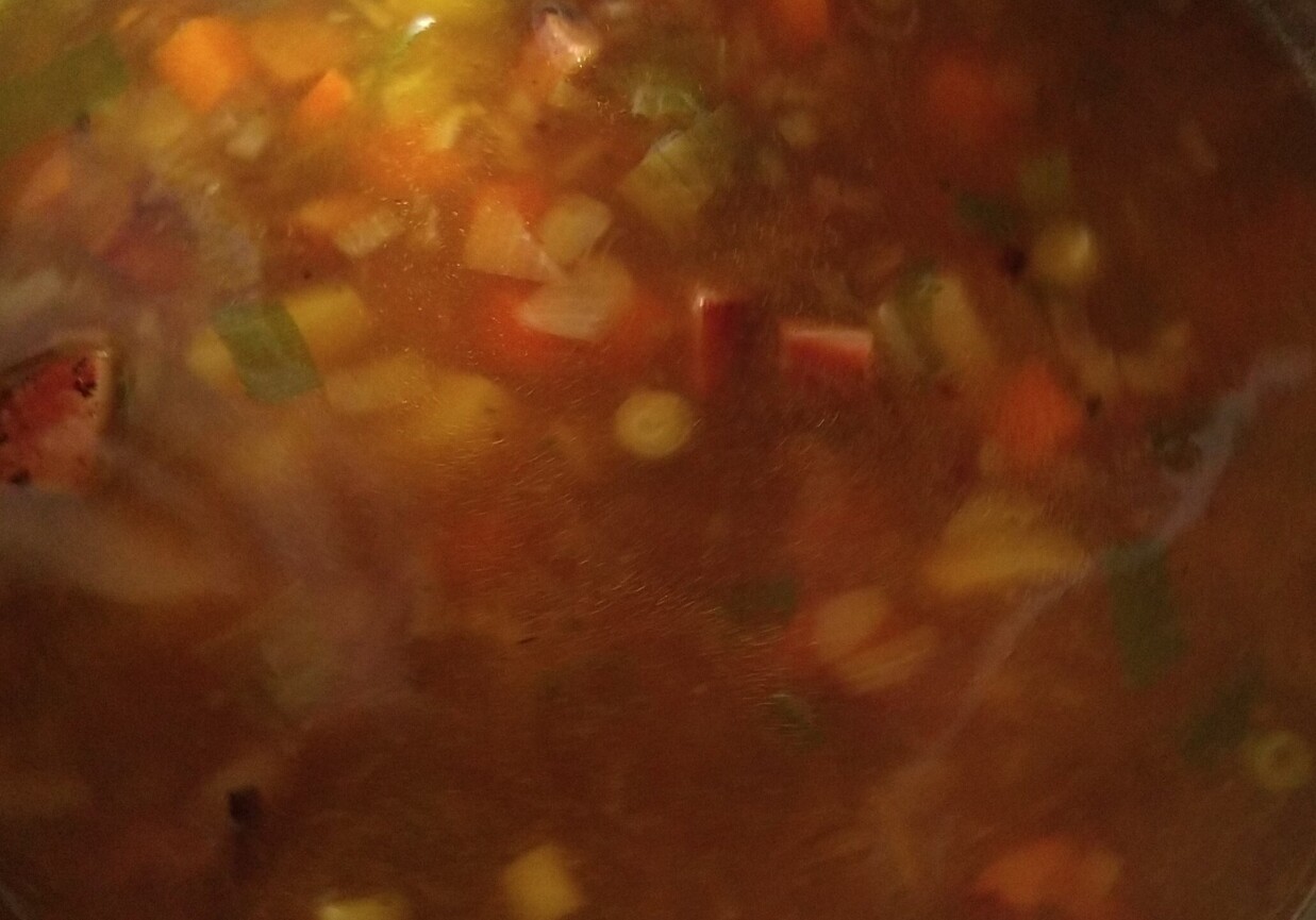 Kolorowa zupa ziemniaczkowa z podsmażoną kiełbasą foto