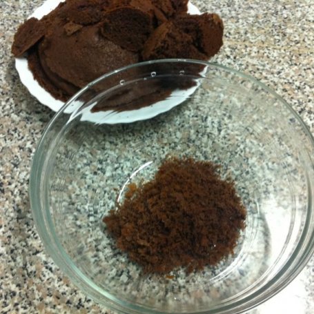 Krok 1 - Kolorowe cake pops z czekoladowego ciasta foto