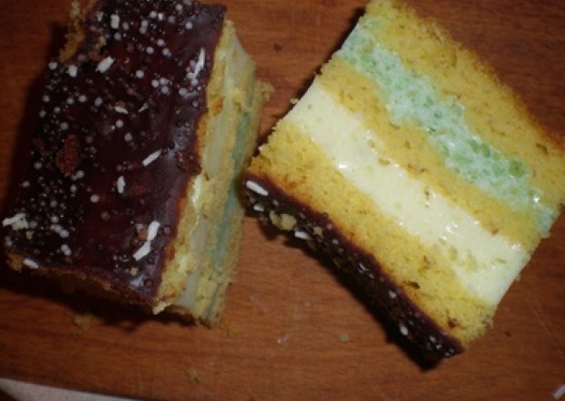 Fotografia przedstawiająca kolorowe ciastko