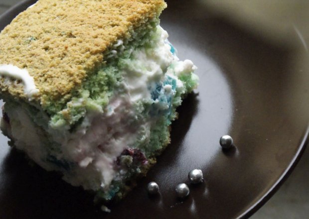 Fotografia przedstawiająca Kolorowe ciasto biszkoptowe