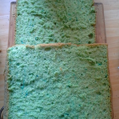 Krok 2 - Kolorowe ciasto biszkoptowe foto