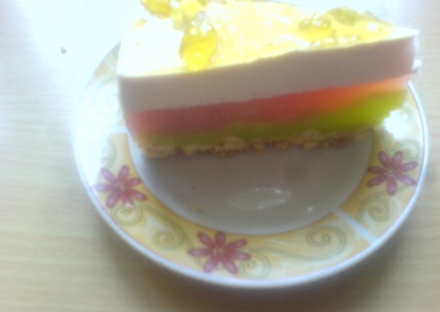 Fotografia przedstawiająca Kolorowe ciasto warstwowe bez pieczenia