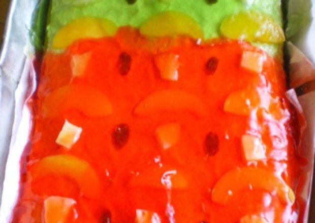 Fotografia przedstawiająca Kolorowe ciasto z galaretką