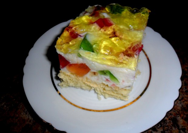 Fotografia przedstawiająca Kolorowe ciasto z niespodzianką