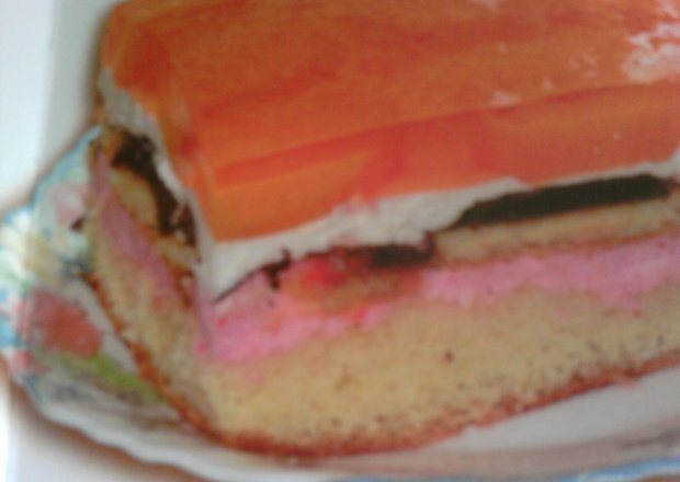 Fotografia przedstawiająca kolorowe ciasto