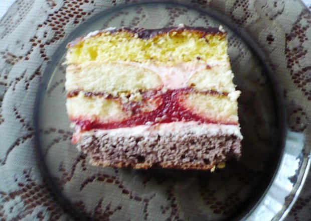 Fotografia przedstawiająca kolorowe ciasto