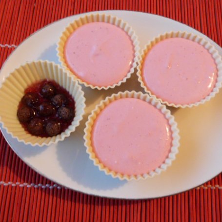 Krok 2 - Kolorowe desery z jogurtu i galaretki foto