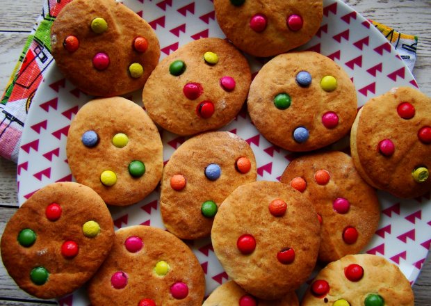 Fotografia przedstawiająca Kolorowe drożdżowe ciasteczka