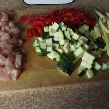 Krok 1 - Kolorowe duszone warzywa z kurczakiem gyros  foto