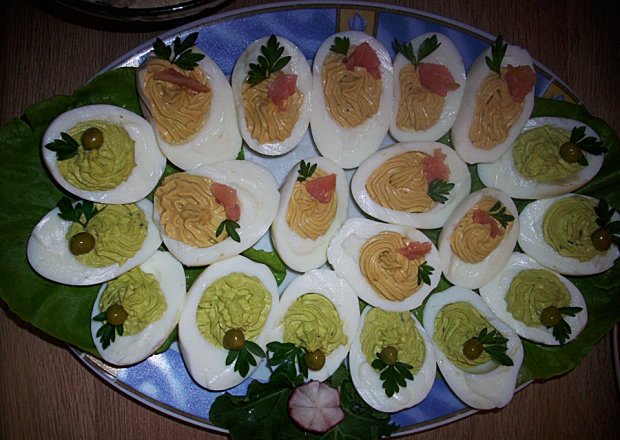 Fotografia przedstawiająca Kolorowe faszerowane jajka