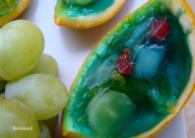 Fotografia przedstawiająca Kolorowe galaretki w owocach