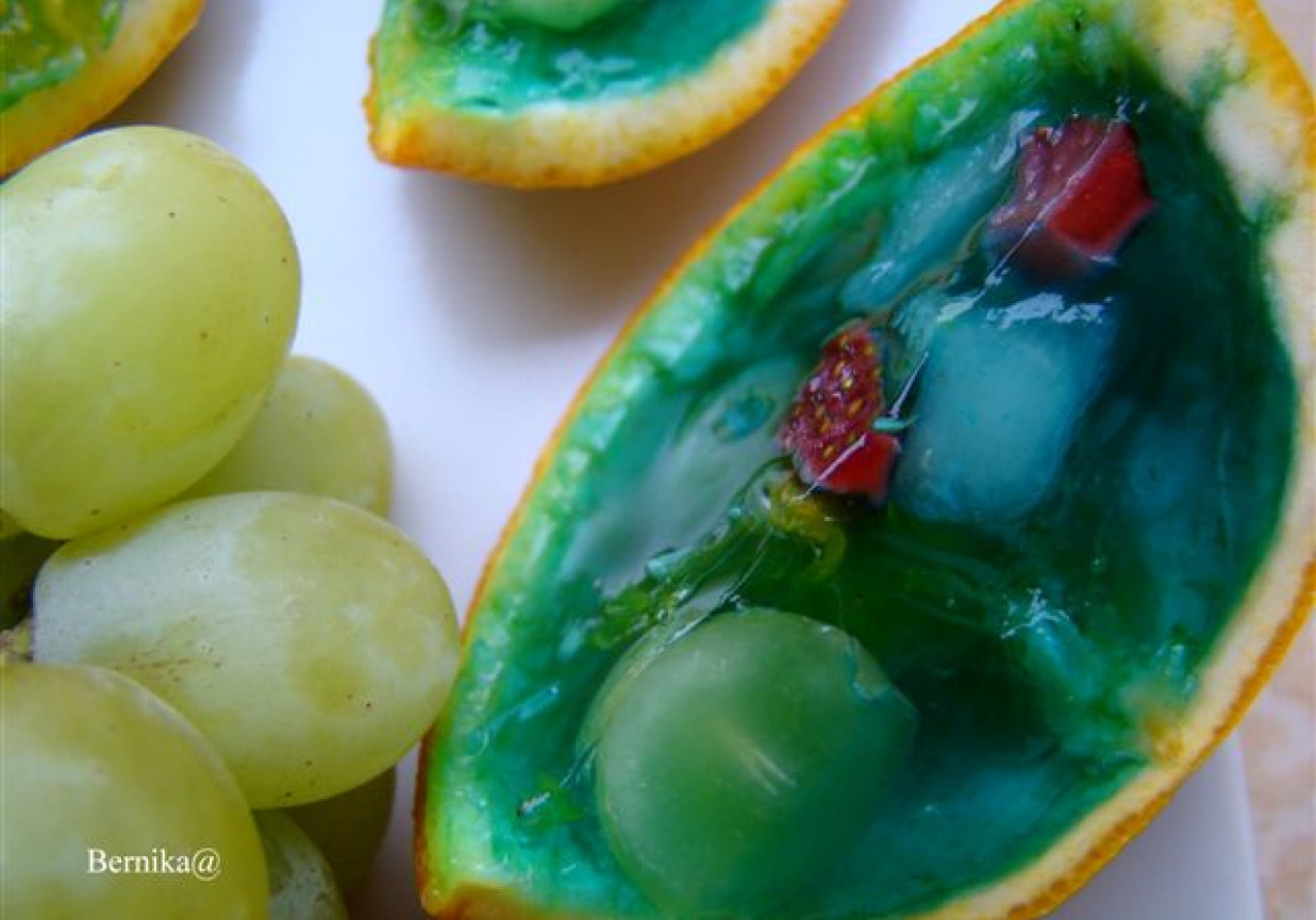Kolorowe galaretki w owocach foto
