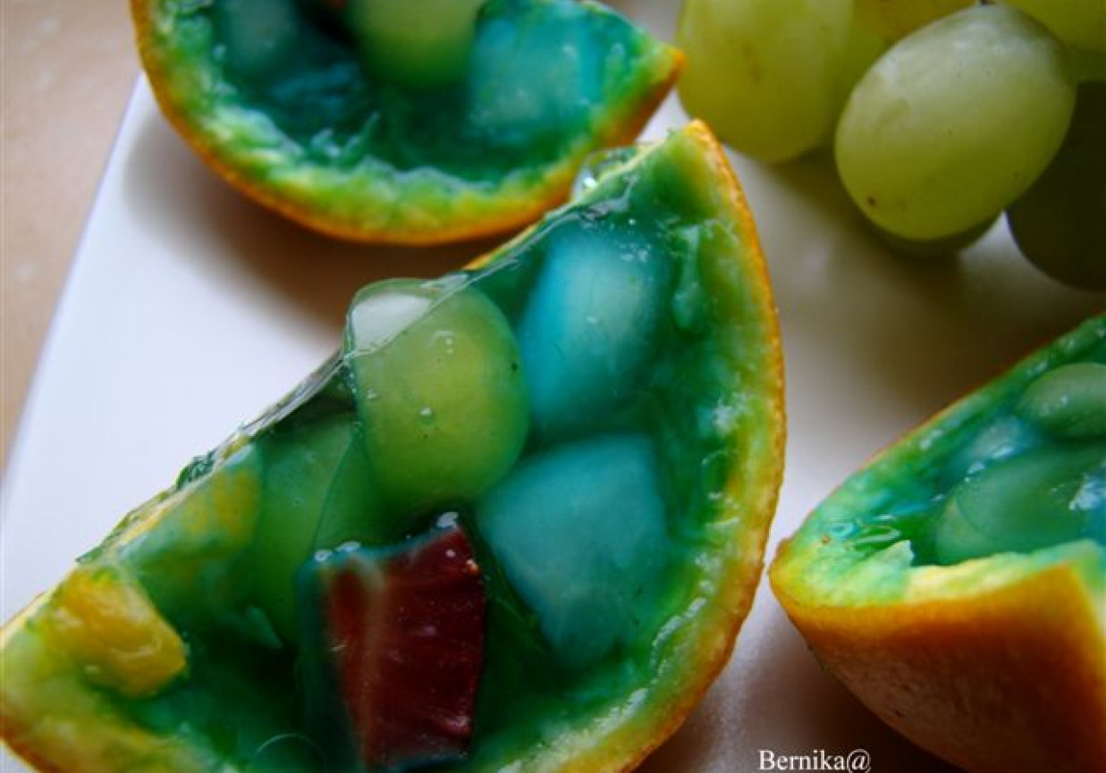 Kolorowe galaretki w owocach foto