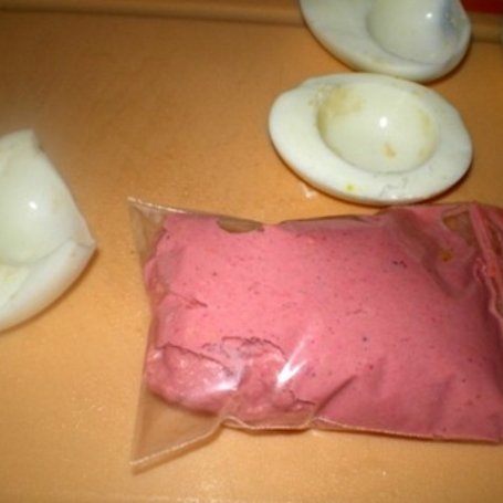 Krok 3 - Kolorowe jajka faszerowane pasztetem foto