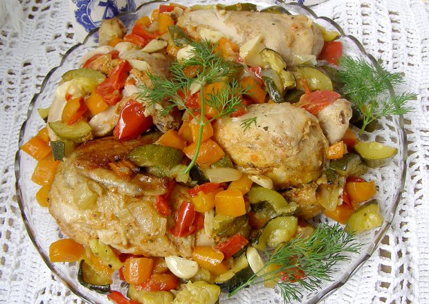 Fotografia przedstawiająca kolorowe jesienne warzywa w kurczaku z rękawa...