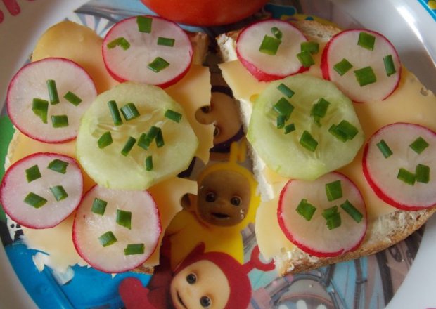 Fotografia przedstawiająca Kolorowe kanapeczki dla najmłodszych :)