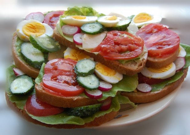Fotografia przedstawiająca kolorowe kanapki