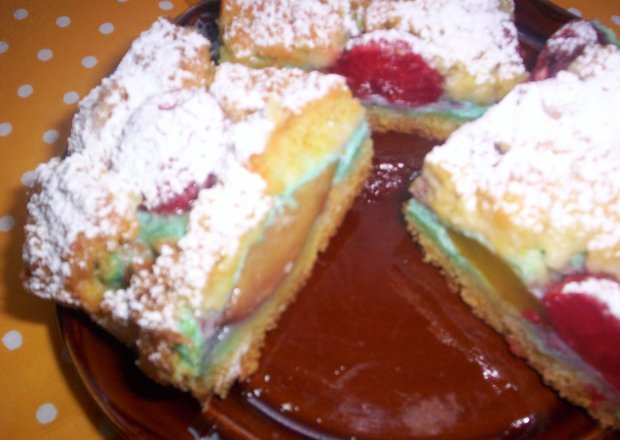 Fotografia przedstawiająca Kolorowe kruche ciasto z truskawkami i brzoskwiniami między niebieskimi obłoczkami :-)