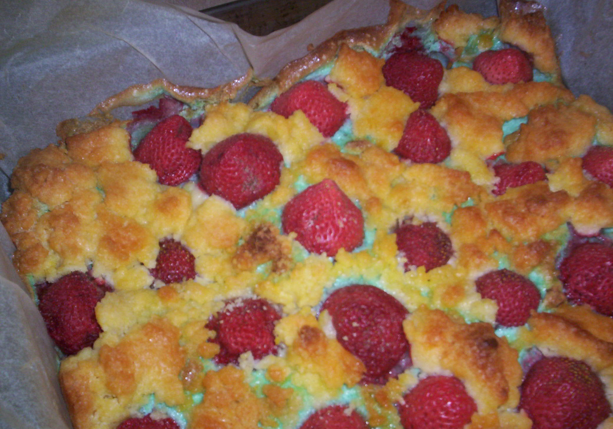Kolorowe kruche ciasto z truskawkami i brzoskwiniami między niebieskimi obłoczkami :-) foto