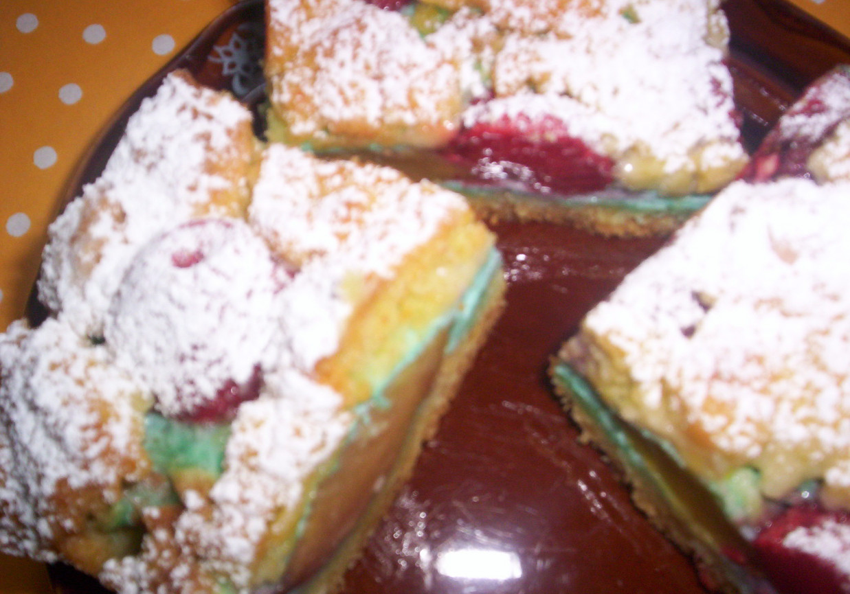 Kolorowe kruche ciasto z truskawkami i brzoskwiniami między niebieskimi obłoczkami :-) foto