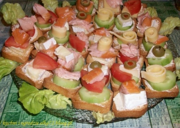 Fotografia przedstawiająca Kolorowe mini kanapki