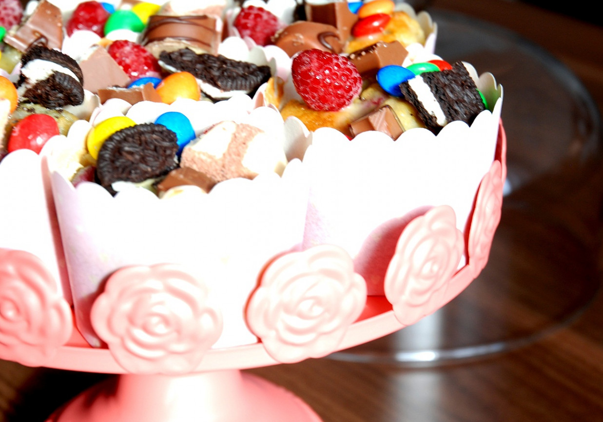 kolorowe muffiny z białą czekoladą i malinami foto