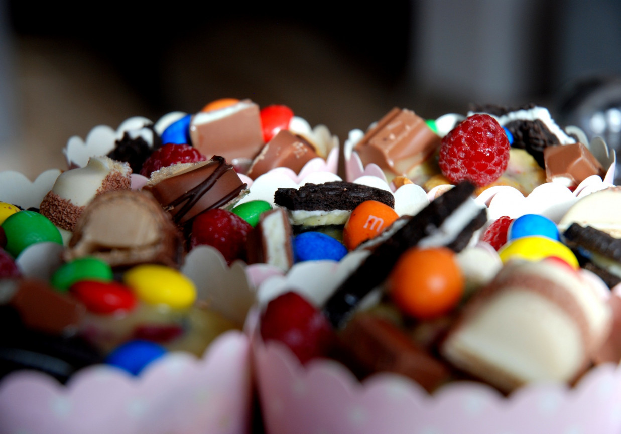 kolorowe muffiny z białą czekoladą i malinami foto