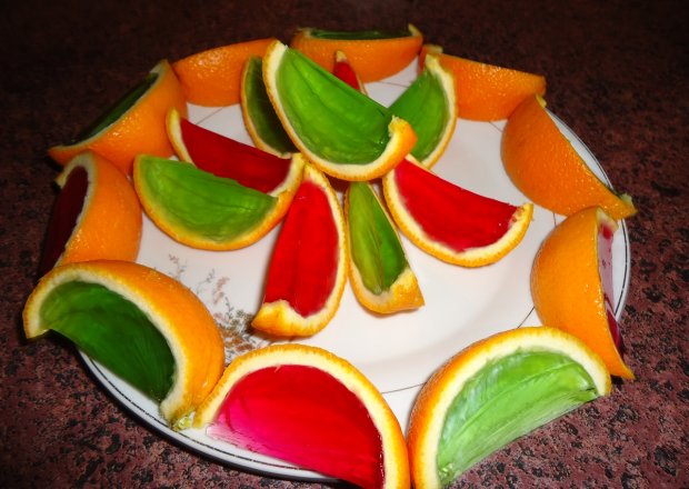Fotografia przedstawiająca Kolorowe pomarańcze