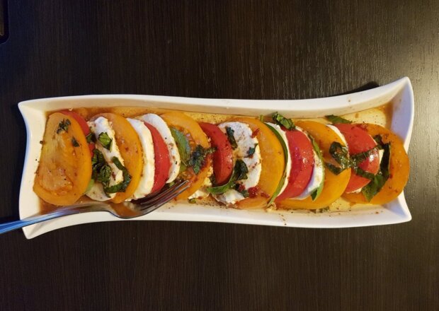 Fotografia przedstawiająca Kolorowe pomidory z mozzarellą