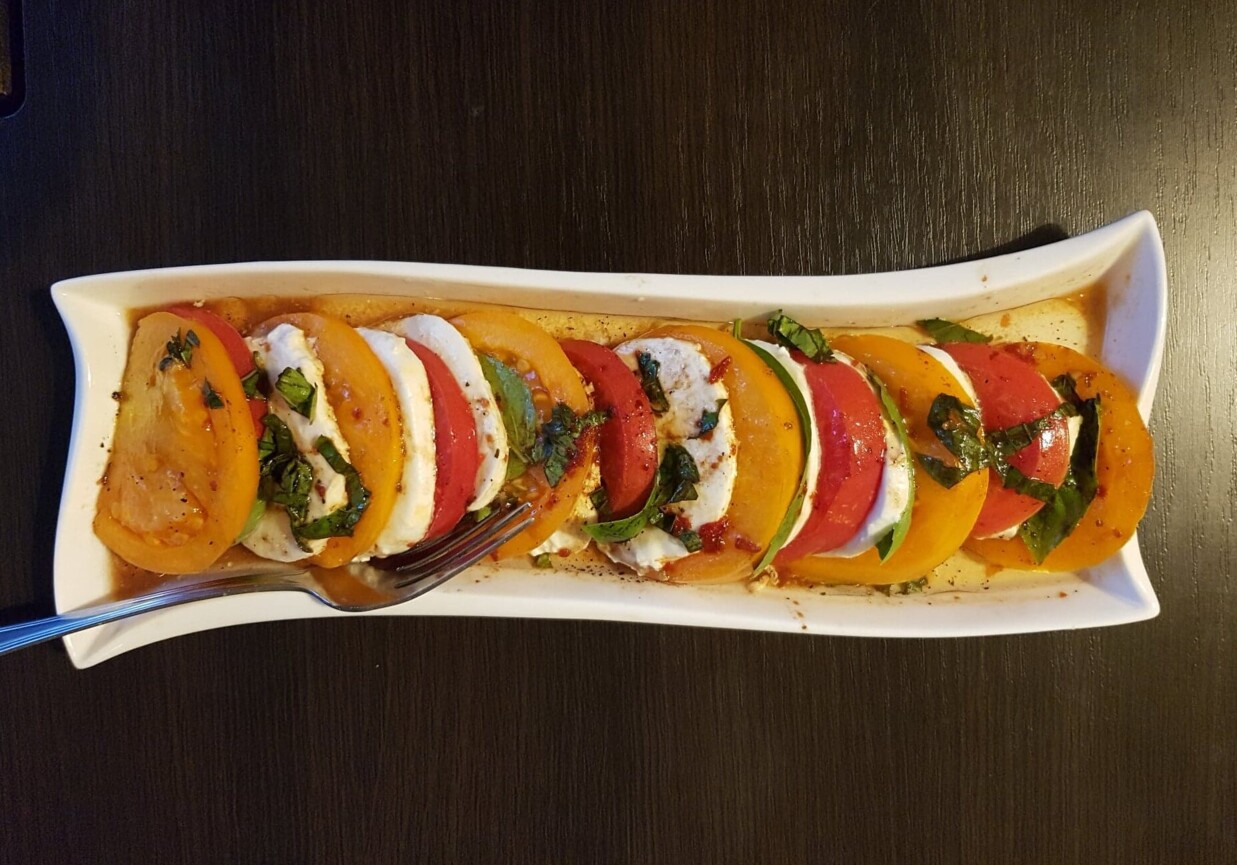 Kolorowe pomidory z mozzarellą foto