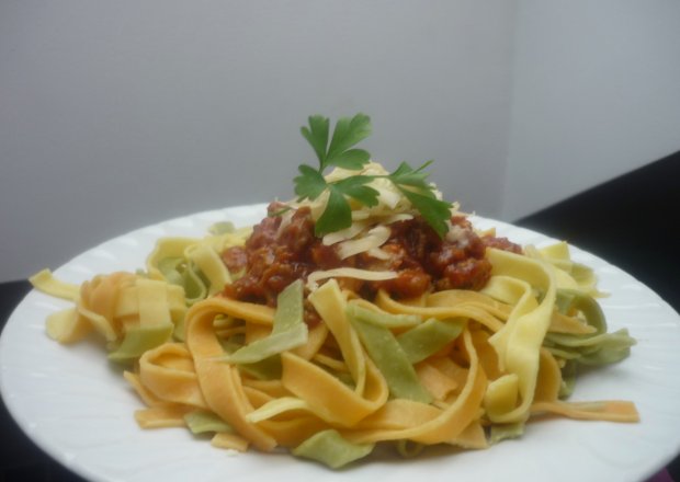 Fotografia przedstawiająca Kolorowe spaghetti bolognese