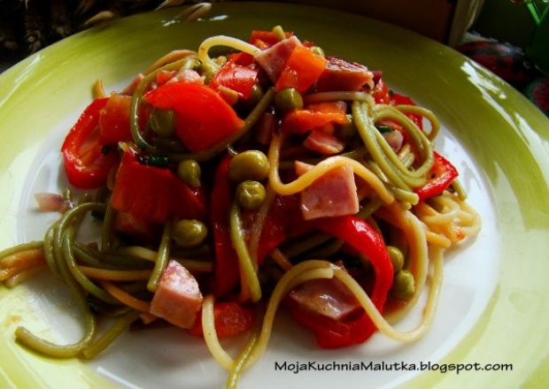 Fotografia przedstawiająca Kolorowe spaghetti z papryką