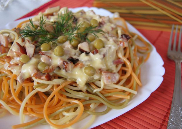 Fotografia przedstawiająca Kolorowe spaghetti z serem mozzarellą