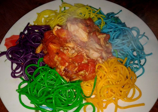 Fotografia przedstawiająca kolorowe spaghetti