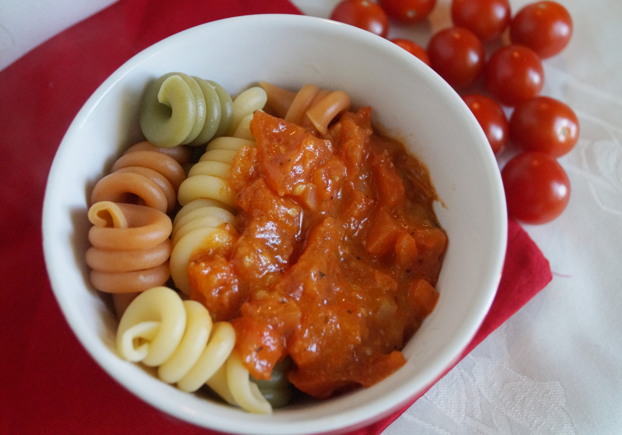 Kolorowe świderki w sosie pomidorowym z pesto foto