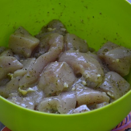 Krok 3 - KOLOROWE SZASZŁYKI DROBIOWE WARZYWNE W MARYNACIE LIMONKOWO ZIOŁOWEJ foto