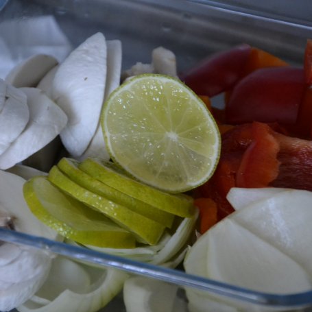 Krok 4 - KOLOROWE SZASZŁYKI DROBIOWE WARZYWNE W MARYNACIE LIMONKOWO ZIOŁOWEJ foto