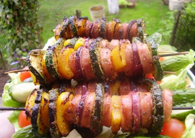 Fotografia przedstawiająca Kolorowe szaszłyki z grilla.