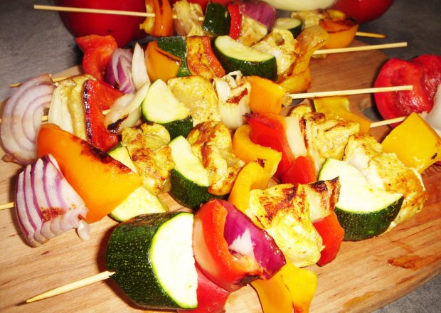 Fotografia przedstawiająca Kolorowe szaszłyki z kurczakiem i warzywami