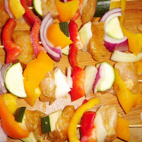 Krok 3 - Kolorowe szaszłyki z kurczakiem i warzywami foto