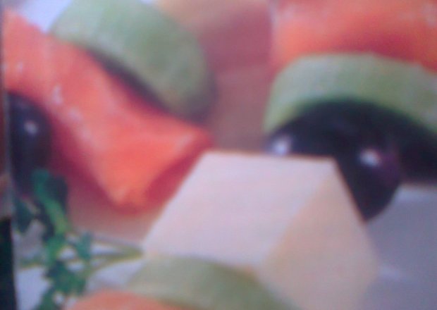 Fotografia przedstawiająca Kolorowe szaszłyki z łososia