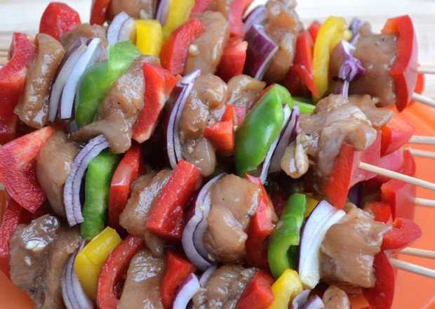 Fotografia przedstawiająca Kolorowe szaszłyki z piersi kurczaka i warzyw w miodowo-sezamowo-balsamicznej marynacie